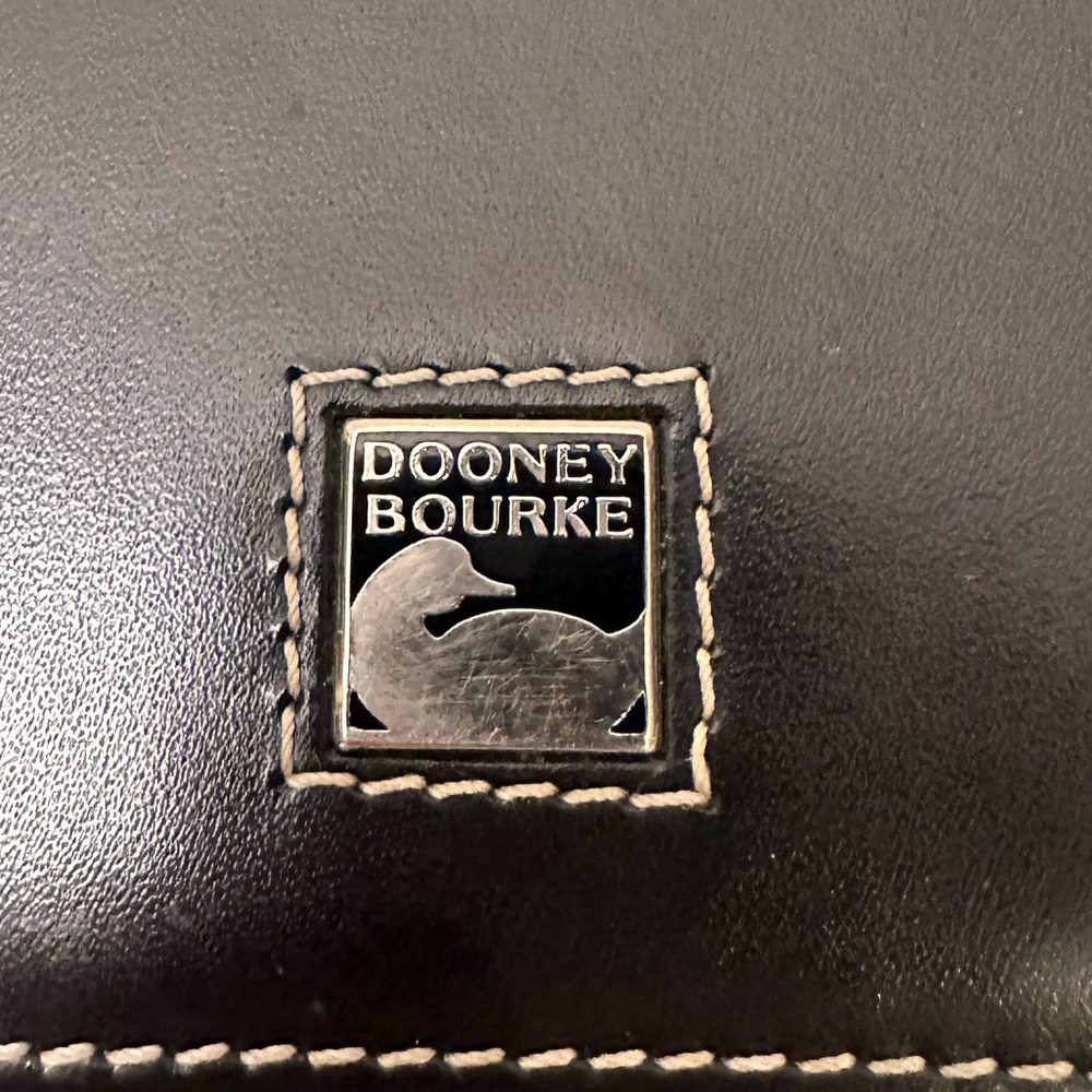 DOONEY & BOURKE vintage black leather bifold with 8 card slots and 2 bill folds - Picture 2 of 8